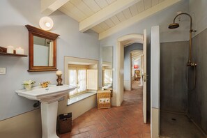Dusche, Haartrockner, Bidet