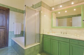 Badewanne, Haartrockner, Bidet