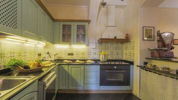 KĂŒhlschrank, Mikrowelle, Ofen, Herdplatte