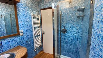 Duschwanne, Haartrockner, Bidet, Handtücher