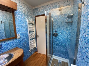 Combined shower/tub, hair dryer, bidet, towels - Elegant, cozy house in the heart of Fabriano (Fabriano)