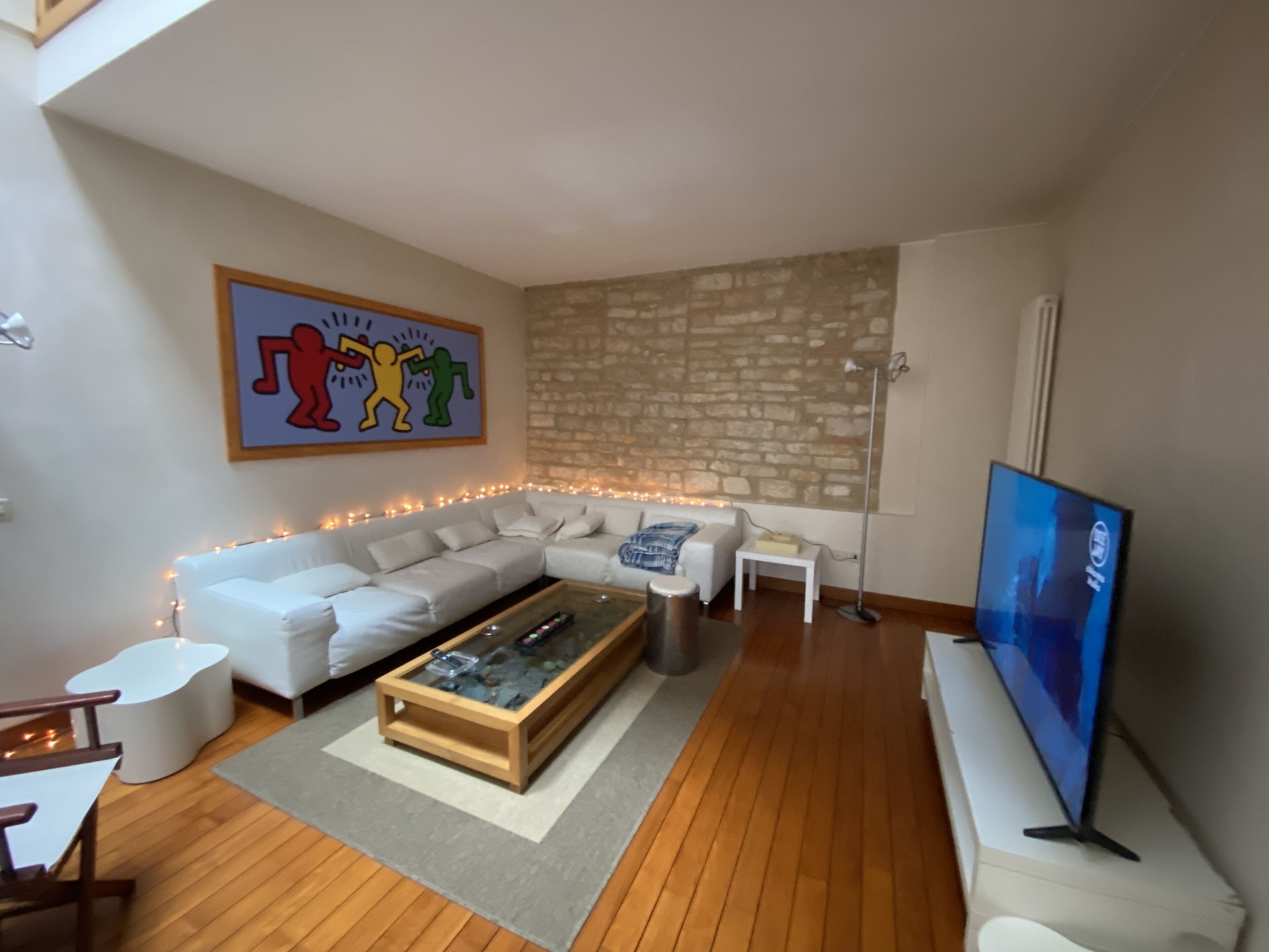 Smart TV y chimenea 