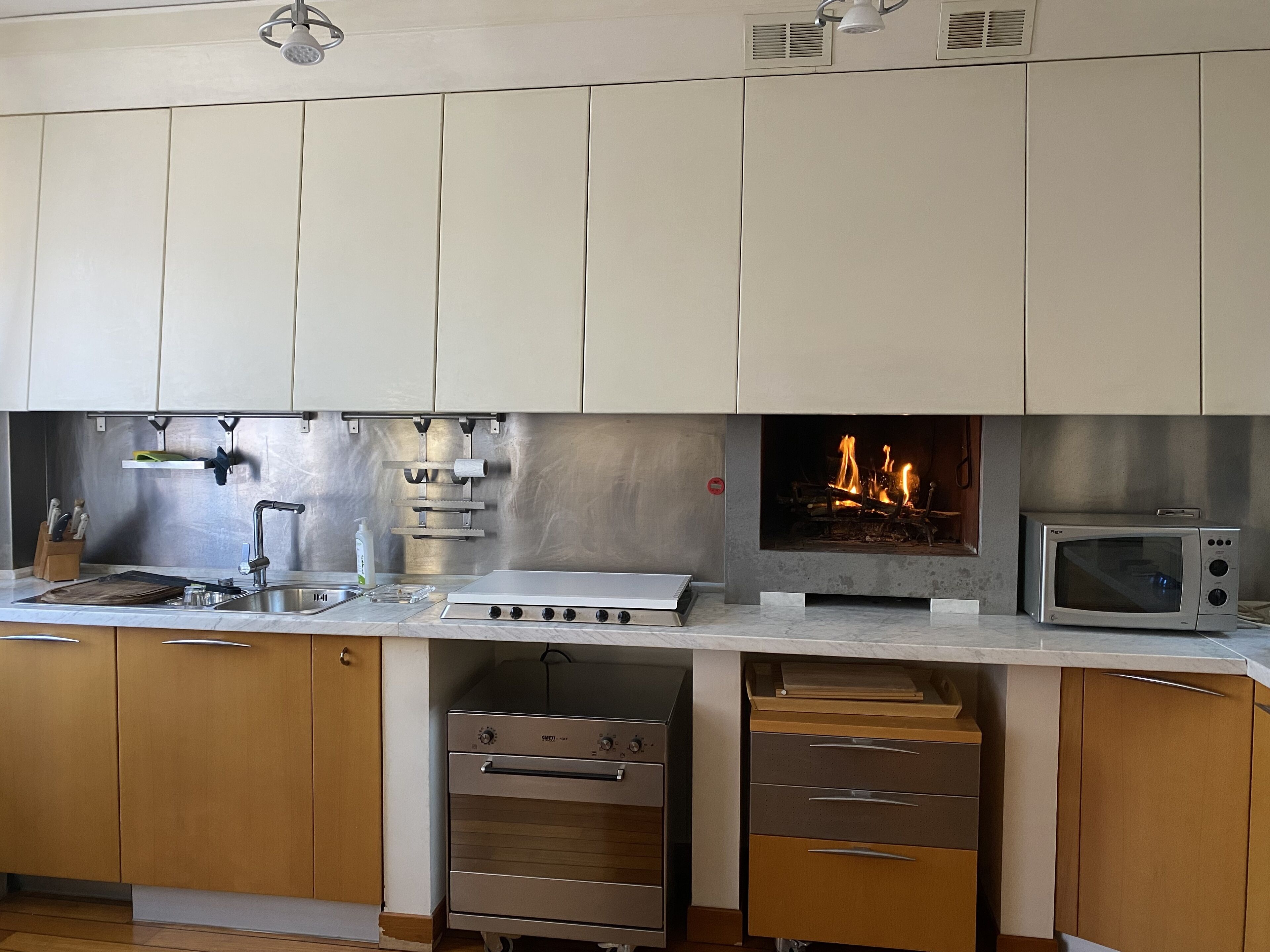 Refrigerador, microondas, horno y parrilla de estufa 