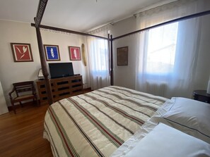 2 bedrooms, desk, iron/ironing board, free WiFi - Elegant, cozy house in the heart of Fabriano (Fabriano)