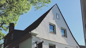 A two-story building with a sign reading "RESTAURANT Essgolf HOTEL". - Essgold (Ratingen)
