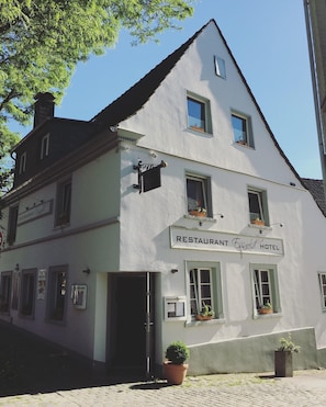 Experience the charm of this historic hotel, featuring a restaurant and beautifully landscaped grounds.