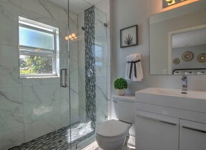 Bathtub, hair dryer, towels - Naples Bliss: Upscale Haven with Pool (Naples)