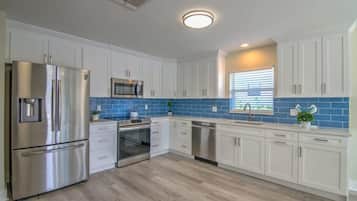 KĂŒhlschrank, Mikrowelle, Ofen, Herdplatte