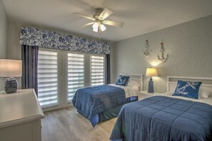 3 bedrooms, iron/ironing board, WiFi, bed sheets - Naples Bliss: Upscale Haven with Pool (Naples)