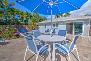 Outdoor dining - Naples Bliss: Upscale Haven with Pool (Naples)