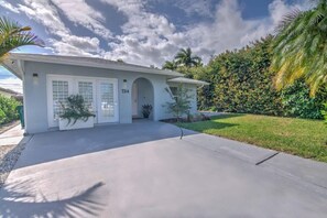Exterior - Naples Bliss: Upscale Haven with Pool (Naples)