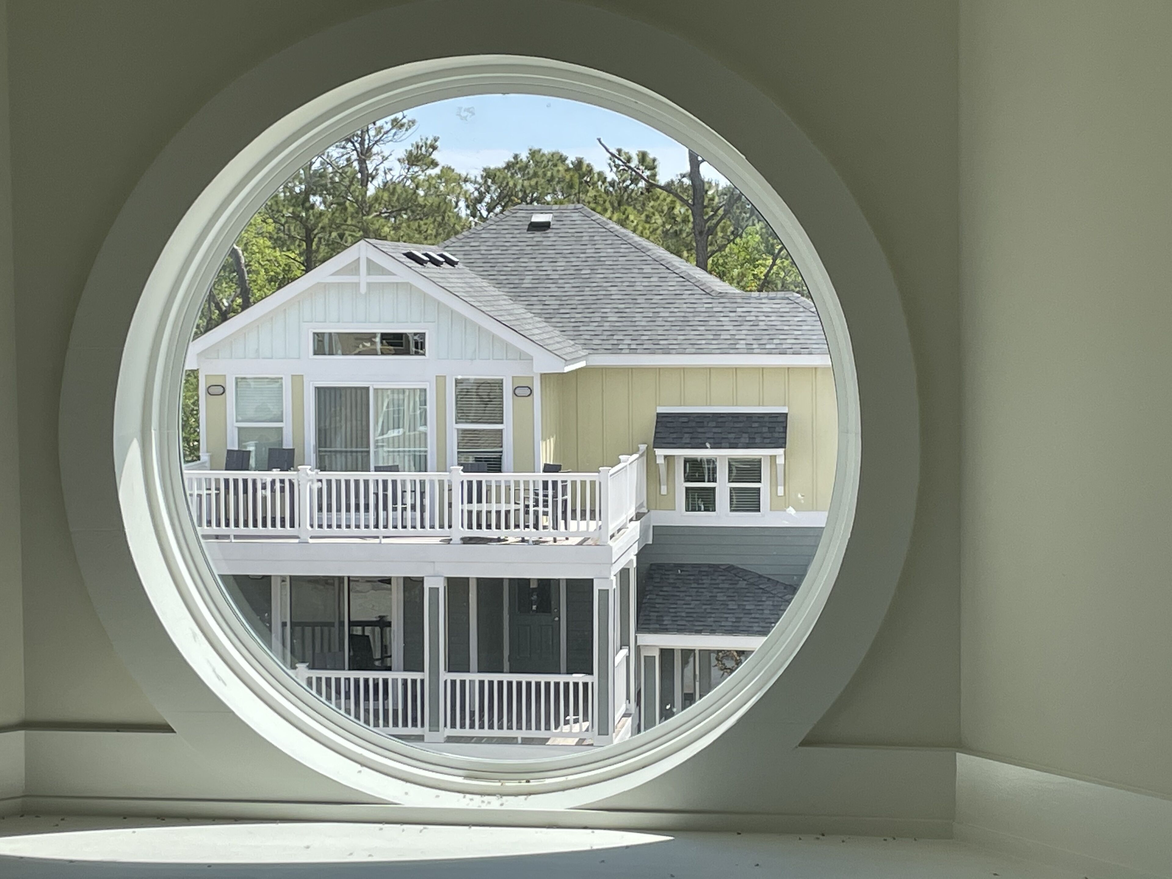 Beautiful house, view of sound, minutes to beach. Friday-Friday, NO CLEANING FEE