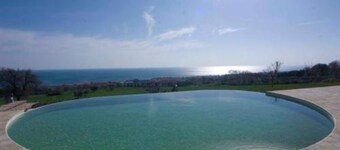 Resort immerso nel verde predisposto per famiglie o gruppi con piscina a sfioro.