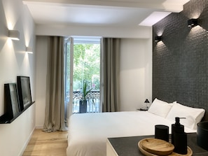 5 bedrooms, desk, travel cot, free WiFi
