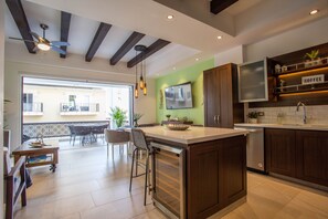 Refrigerador con congelador, microondas, horno y parrilla de estufa 