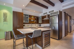 Refrigerador con congelador, microondas, horno y parrilla de estufa 