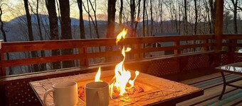Peaceful Ivy Ridge - w/waterfalls, hikes + hot tub!