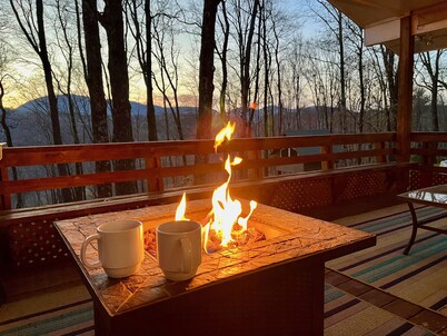 Peaceful Ivy Ridge - w/waterfalls, hikes + hot tub!