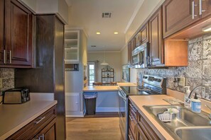 Réfrigérateur, micro-ondes, plaque de cuisson, lave-vaisselle