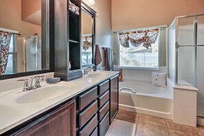 Amenidades de baño gratuitas, secadora de cabello, toallas 
