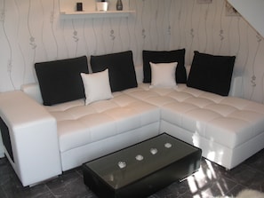 Een televisie en een stereo