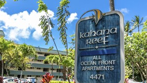 Une enseigne indiquant « Kahana Reef » et précisant « Tous les appartements avec vue sur l’océan », avec le numéro 4471.