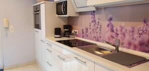 冷蔵庫、電子レンジ、オーブン、コンロ