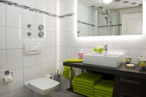 Chuveiro, secador de cabelo, toalhas de banho, sabonete