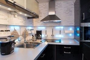 Geladeira, micro-ondas, fogão, cooktop