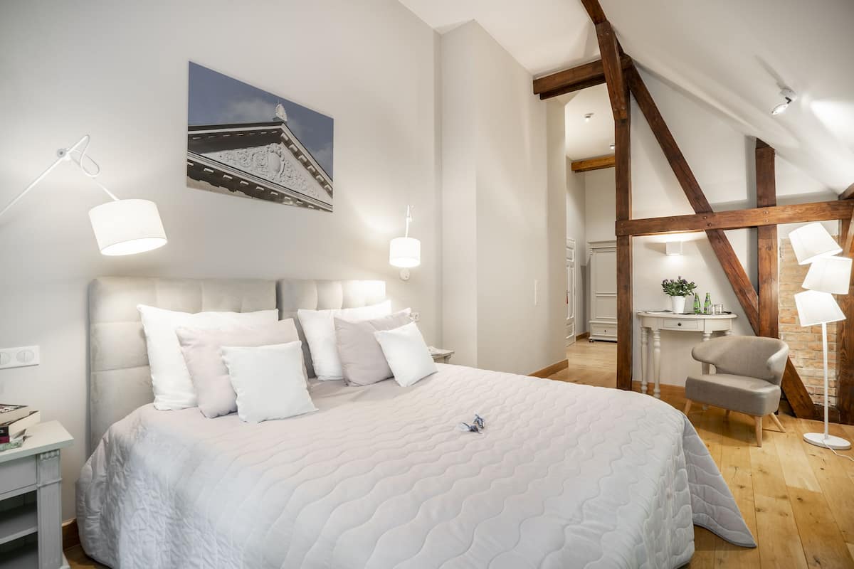 Habitación superior con 1 cama matrimonial o 2 individuales | Muebles diferentes, tabla de planchar con plancha y wifi gratis