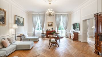 Grand Studio Suite | Living area | Toys, books