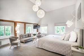 Deluxe Quadruple Room | Individually furnished, iron/ironing board, free WiFi, bed sheets