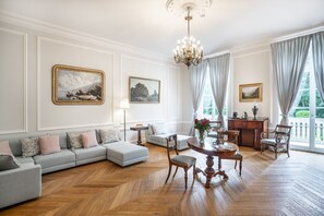 Suite studio majestueuse | Aire de séjour | Jouets, livres