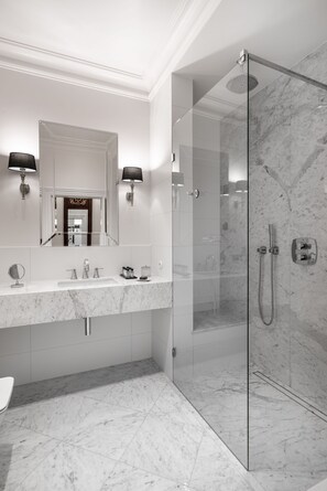 Suite monolocale Grand | Bagno | Doccia, doccia idromassaggio, set di cortesia gratuito, asciugacapelli