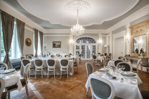 Ofereix vistes al jardí i s'hi serveixen dinars i sopars