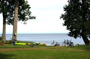 Privat strand, solsenger, parasoller og strandhåndklær