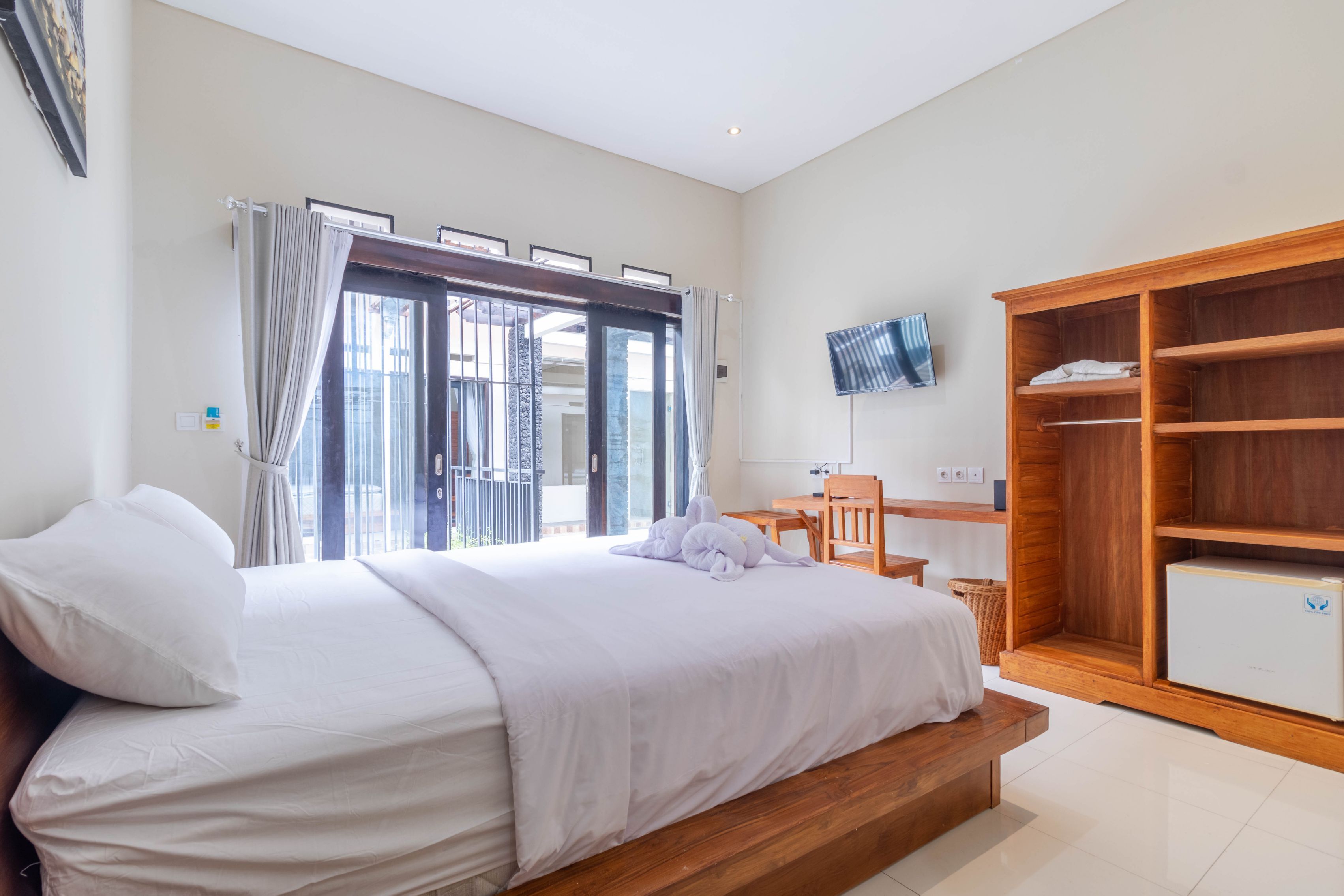 14 室のベッドルーム、デスク、WiFi (無料)、ベッドシーツ