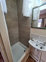 Basic İki Ayrı Yataklı Oda | Banyo | Duş, havlu