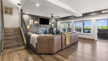 Fernseher, Kamin, Videospiele, Arbeitsbereiche