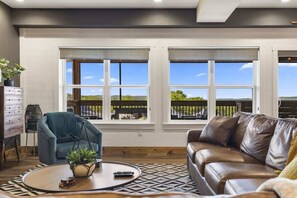 Televisión, chimenea, videojuegos y oficina 