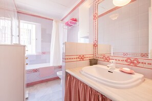 Combined shower/tub, hair dryer, bidet, towels
