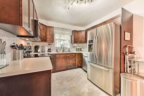 Refrigerador, microondas, placa de cocina, lavavajillas
