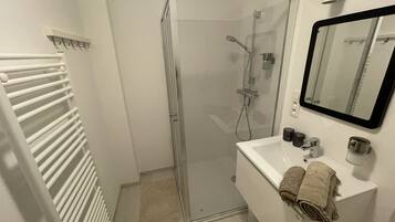 Een douche, een haardroger, handdoeken, zeep