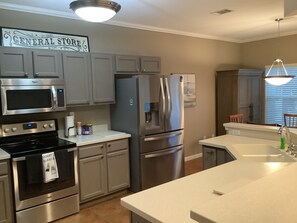 Fridge, microwave, oven, stovetop - HARBORWALK Destin with Boatslip (Destin)
