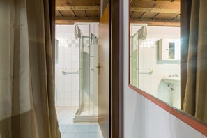 City-Apartment | Badezimmer | Dusche, kostenlose Toilettenartikel, Haartrockner, Bidet