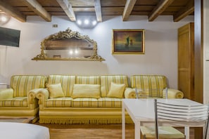 City-Apartment | Wohnbereich | 32-Zoll-Flachbildfernseher mit Digitalempfang, Fernseher