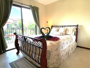 2 bedrooms, in-room safe, iron/ironing board, free WiFi - Perfectly Located Townhouse: Minutes to Beaches!. (Noord)
