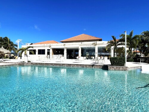 Perfectly Located Townhouse: Minutes to Beaches!.