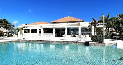 Perfectly Located Townhouse: Minutes to Beaches!.