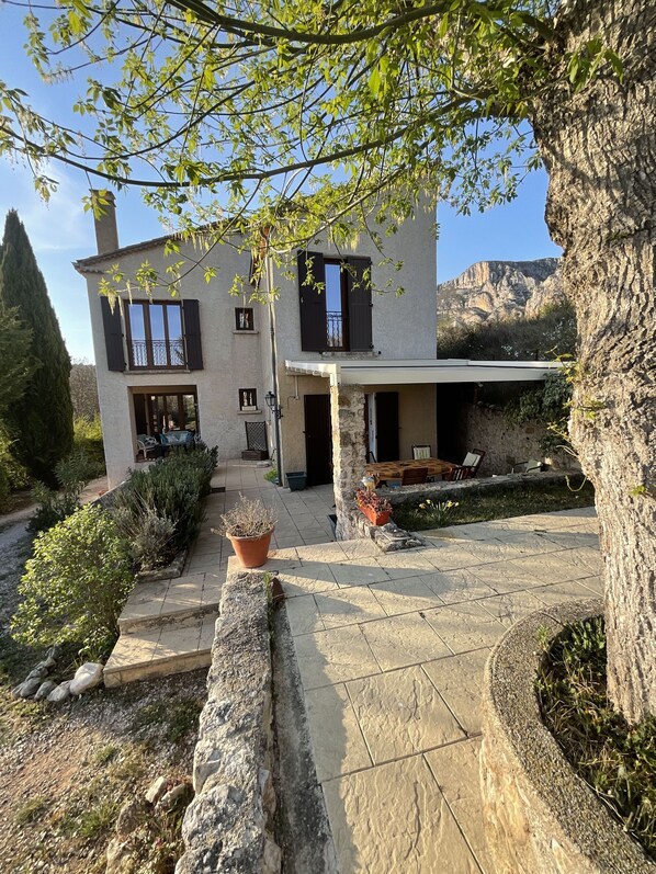 Terrace/patio - Cozy Provençal vacation home with pool in Moustiers-Ste-Marie (Moustiers-Sainte-Marie)